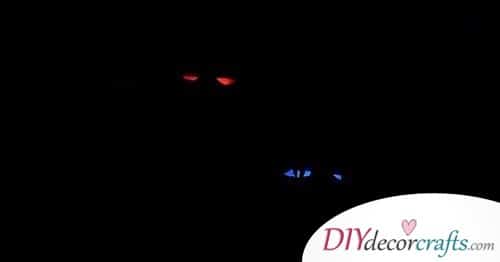 Glowing Eyes In The Dark - Halloween Décor