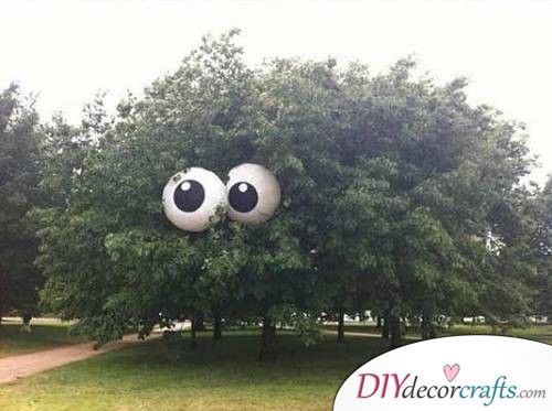 Eyeballs In A Tree - Halloween Décor