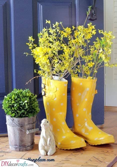 Rainboots Filled with Flowers - Great Decor Ideas for Spring