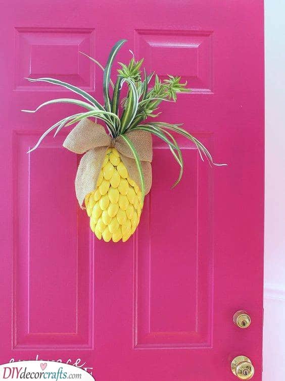 Pineapple Door Decor - Cute Ideas for the Summer