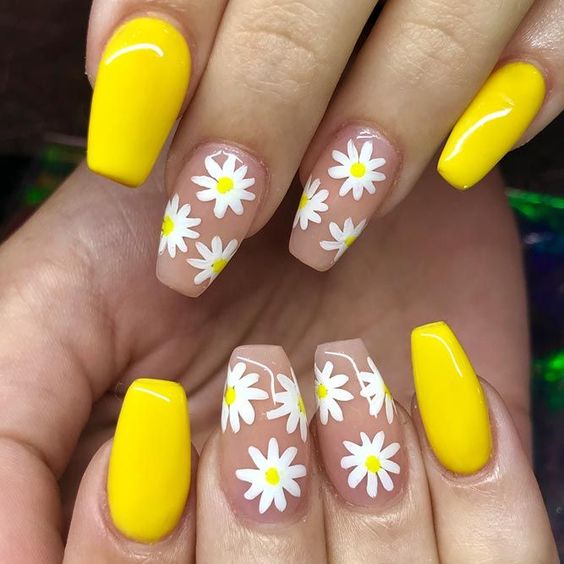 Dazzling Daisies - Spectacular Spring Nail Ideas