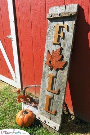 Wooden Board Sign - Welcoming the Season