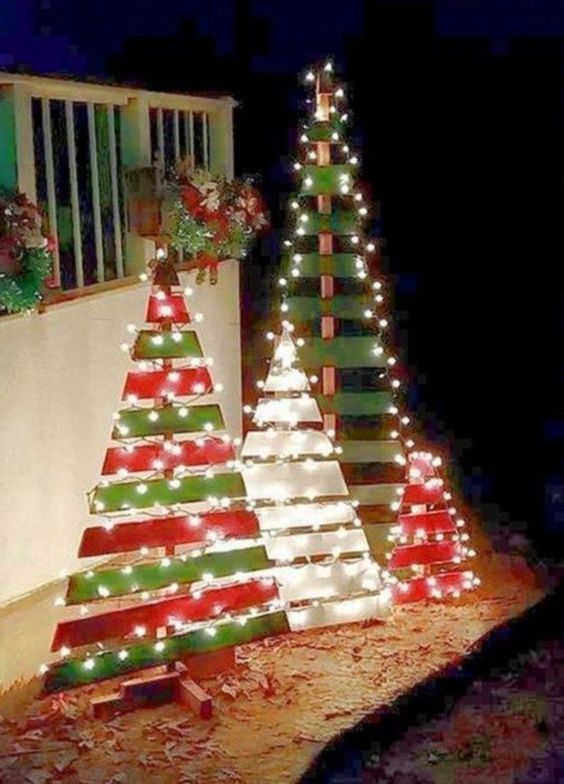 Pallet Wood - Easy Outdoor Christmas Decorating Ideas