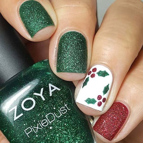 A Bit of Mistletoe - Easy Christmas Nails