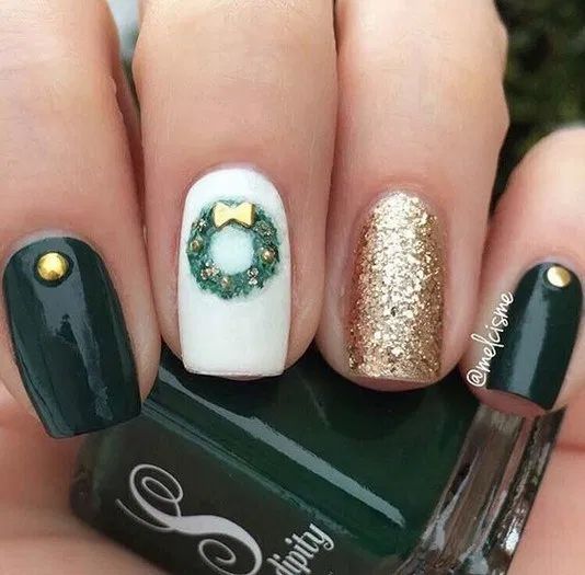 A Christmas Wreath - Christmas Nail Ideas